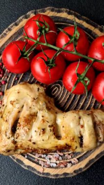 Kızarmış tavuk budu ya da çeyreklik. Seramik tabakta tuzlu ve baharatlı ızgara et.