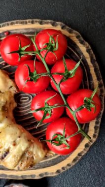 Kızarmış tavuk budu ya da çeyreklik. Seramik tabakta tuzlu ve baharatlı ızgara et.