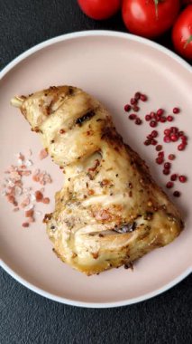 Kızarmış tavuk budu ya da çeyreklik. Seramik tabakta tuzlu ve baharatlı ızgara et.