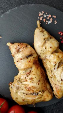 Kızarmış tavuk budu ya da çeyreklik. Seramik tabakta tuzlu ve baharatlı ızgara et.