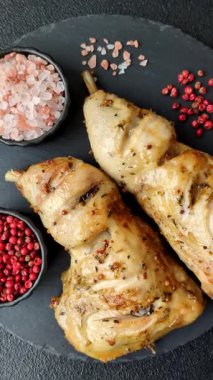 Kızarmış tavuk budu ya da çeyreklik. Seramik tabakta tuzlu ve baharatlı ızgara et.