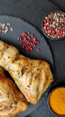 Kızarmış tavuk budu ya da çeyreklik. Seramik tabakta tuzlu ve baharatlı ızgara et.