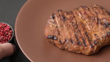 Et, biftek, ızgarada pişirilmiş sığır filetosu. Tasarımın için yemek arkaplanı olarak sulu biftek.