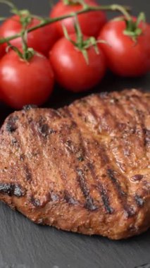 Et, biftek, ızgarada pişirilmiş sığır filetosu. Tasarımın için yemek arkaplanı olarak sulu biftek.