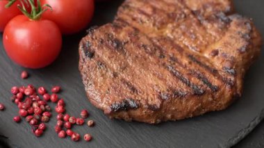 Et, biftek, ızgarada pişirilmiş sığır filetosu. Tasarımın için yemek arkaplanı olarak sulu biftek.