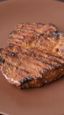 Et, biftek, ızgarada pişirilmiş sığır filetosu. Tasarımın için yemek arkaplanı olarak sulu biftek.