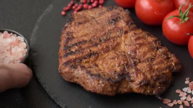 Et, biftek, ızgarada pişirilmiş sığır filetosu. Tasarımın için yemek arkaplanı olarak sulu biftek.