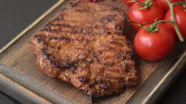 Et, biftek, ızgarada pişirilmiş sığır filetosu. Tasarımın için yemek arkaplanı olarak sulu biftek.