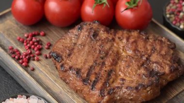 Et, biftek, ızgarada pişirilmiş sığır filetosu. Tasarımın için yemek arkaplanı olarak sulu biftek.