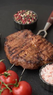 Et, biftek, ızgarada pişirilmiş sığır filetosu. Tasarımın için yemek arkaplanı olarak sulu biftek.