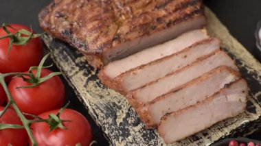 Et, biftek, ızgarada pişirilmiş sığır filetosu. Tasarımın için yemek arkaplanı olarak sulu biftek.