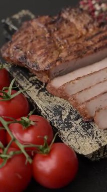 Et, biftek, ızgarada pişirilmiş sığır filetosu. Tasarımın için yemek arkaplanı olarak sulu biftek.