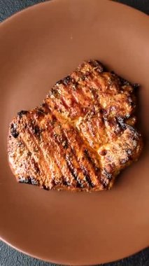 Et, biftek, ızgarada pişirilmiş sığır filetosu. Tasarımın için yemek arkaplanı olarak sulu biftek.