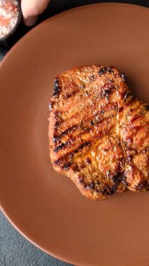 Et, biftek, ızgarada pişirilmiş sığır filetosu. Tasarımın için yemek arkaplanı olarak sulu biftek.