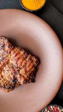 Et, biftek, ızgarada pişirilmiş sığır filetosu. Tasarımın için yemek arkaplanı olarak sulu biftek.