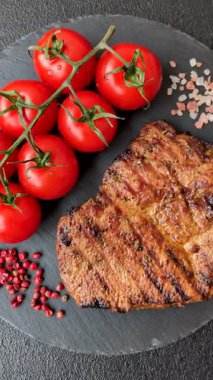 Et, biftek, ızgarada pişirilmiş sığır filetosu. Tasarımın için yemek arkaplanı olarak sulu biftek.