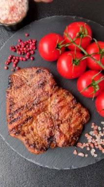 Et, biftek, ızgarada pişirilmiş sığır filetosu. Tasarımın için yemek arkaplanı olarak sulu biftek.