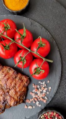 Et, biftek, ızgarada pişirilmiş sığır filetosu. Tasarımın için yemek arkaplanı olarak sulu biftek.