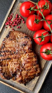 Et, biftek, ızgarada pişirilmiş sığır filetosu. Tasarımın için yemek arkaplanı olarak sulu biftek.