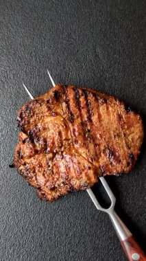 Et, biftek, ızgarada pişirilmiş sığır filetosu. Tasarımın için yemek arkaplanı olarak sulu biftek.