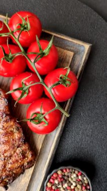 Et, biftek, ızgarada pişirilmiş sığır filetosu. Tasarımın için yemek arkaplanı olarak sulu biftek.