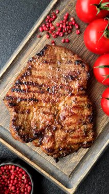 Et, biftek, ızgarada pişirilmiş sığır filetosu. Tasarımın için yemek arkaplanı olarak sulu biftek.