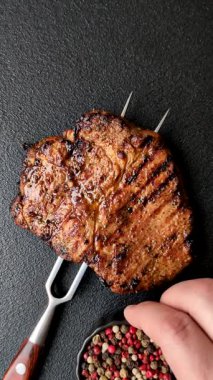 Et, biftek, ızgarada pişirilmiş sığır filetosu. Tasarımın için yemek arkaplanı olarak sulu biftek.