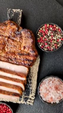 Et, biftek, ızgarada pişirilmiş sığır filetosu. Tasarımın için yemek arkaplanı olarak sulu biftek.