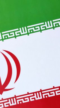 İran 'ın bağımsızlığının sembolü olarak kırmızı beyaz ve yeşil renkli İran bayrağı. Tasarımınız için arkaplan olarak bayrak