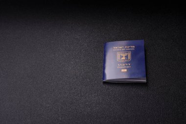 Seyahat etmek, uçmak ve iş yapmak için İsrail pasaportu. İsrail belgesi, sınırı geçmek için kimlik