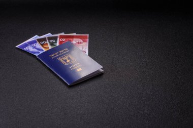 Seyahat etmek, uçmak ve iş yapmak için İsrail pasaportu. İsrail belgesi, sınırı geçmek için kimlik