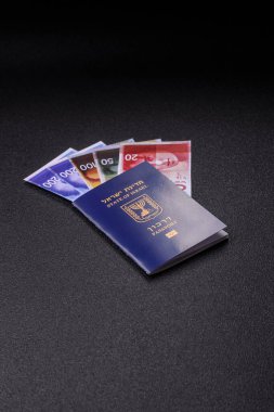 Seyahat etmek, uçmak ve iş yapmak için İsrail pasaportu. İsrail belgesi, sınırı geçmek için kimlik
