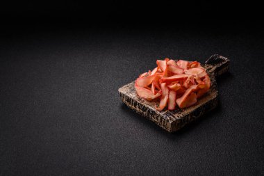 Yiyecek, kurutulmuş kalamar ya da aperatif ya da kurutulmuş et gibi doğranmış. Bira için abur cubur, tasarım için arka plan.