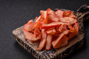 Yiyecek, kurutulmuş kalamar ya da aperatif ya da kurutulmuş et gibi doğranmış. Bira için abur cubur, tasarım için arka plan.