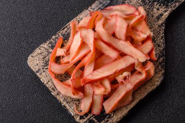 Yiyecek, kurutulmuş kalamar ya da aperatif ya da kurutulmuş et gibi doğranmış. Bira için abur cubur, tasarım için arka plan.