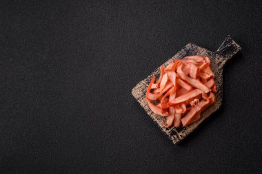 Yiyecek, kurutulmuş kalamar ya da aperatif ya da kurutulmuş et gibi doğranmış. Bira için abur cubur, tasarım için arka plan.