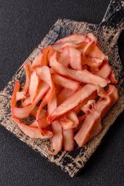 Yiyecek, kurutulmuş kalamar ya da aperatif ya da kurutulmuş et gibi doğranmış. Bira için abur cubur, tasarım için arka plan.