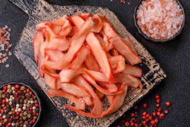 Yiyecek, kurutulmuş kalamar ya da aperatif ya da kurutulmuş et gibi doğranmış. Bira için abur cubur, tasarım için arka plan.