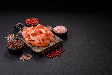 Yiyecek, kurutulmuş kalamar ya da aperatif ya da kurutulmuş et gibi doğranmış. Bira için abur cubur, tasarım için arka plan.