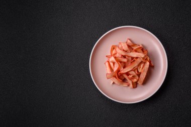 Yiyecek, kurutulmuş kalamar ya da aperatif ya da kurutulmuş et gibi doğranmış. Bira için abur cubur, tasarım için arka plan.