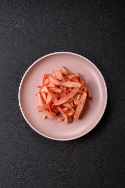 Yiyecek, kurutulmuş kalamar ya da aperatif ya da kurutulmuş et gibi doğranmış. Bira için abur cubur, tasarım için arka plan.