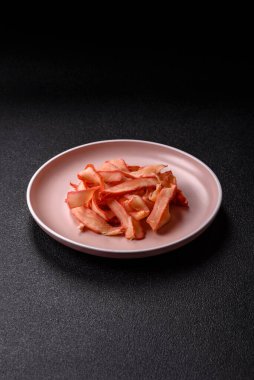 Yiyecek, kurutulmuş kalamar ya da aperatif ya da kurutulmuş et gibi doğranmış. Bira için abur cubur, tasarım için arka plan.