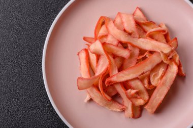 Yiyecek, kurutulmuş kalamar ya da aperatif ya da kurutulmuş et gibi doğranmış. Bira için abur cubur, tasarım için arka plan.