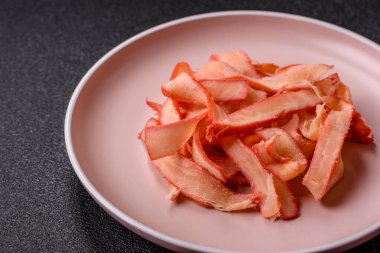 Yiyecek, kurutulmuş kalamar ya da aperatif ya da kurutulmuş et gibi doğranmış. Bira için abur cubur, tasarım için arka plan.