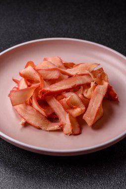 Yiyecek, kurutulmuş kalamar ya da aperatif ya da kurutulmuş et gibi doğranmış. Bira için abur cubur, tasarım için arka plan.