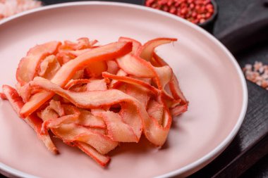 Yiyecek, kurutulmuş kalamar ya da aperatif ya da kurutulmuş et gibi doğranmış. Bira için abur cubur, tasarım için arka plan.