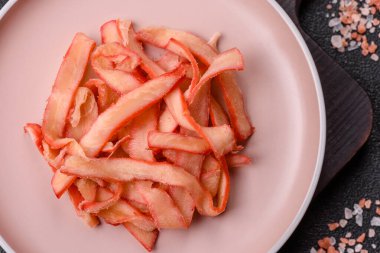 Yiyecek, kurutulmuş kalamar ya da aperatif ya da kurutulmuş et gibi doğranmış. Bira için abur cubur, tasarım için arka plan.