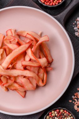 Yiyecek, kurutulmuş kalamar ya da aperatif ya da kurutulmuş et gibi doğranmış. Bira için abur cubur, tasarım için arka plan.