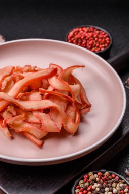 Yiyecek, kurutulmuş kalamar ya da aperatif ya da kurutulmuş et gibi doğranmış. Bira için abur cubur, tasarım için arka plan.