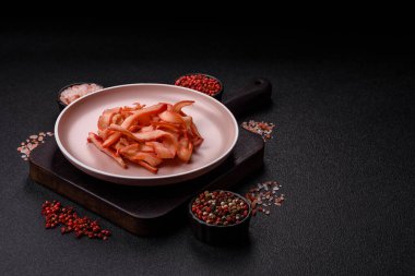 Yiyecek, kurutulmuş kalamar ya da aperatif ya da kurutulmuş et gibi doğranmış. Bira için abur cubur, tasarım için arka plan.